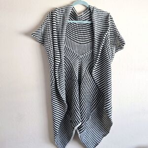 Striking black and white poncho style wool blend open drape cardigan size m/l